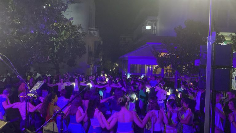 Πλήθος κόσμου στη συναυλία των “OTRA ROTA” στην Πλατεία Δικαστηρίων 