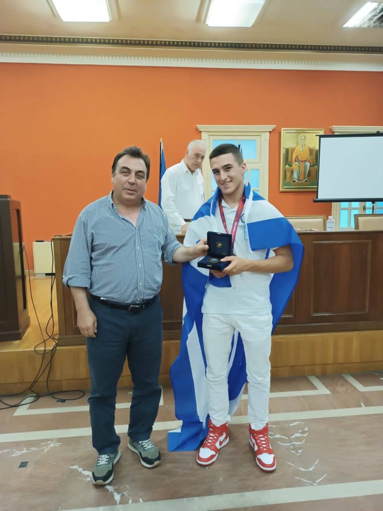 Ο Δήμος Πύργου τίμησε τον «χρυσό» αθλητή Αρίωνα Κολιτσόπουλο