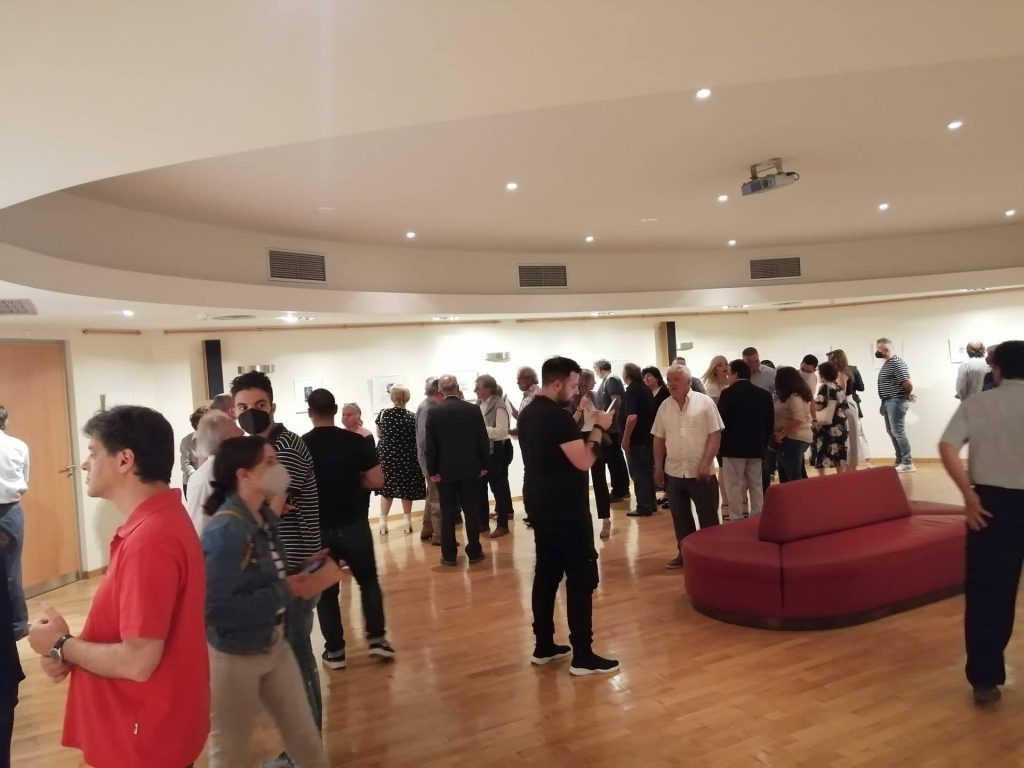 Με μεγάλη επιτυχία πραγματοποιήθηκαν τα εγκαίνια της "Aναδρομικής έκθεσης" του Στάθη στο Αρχαιολογικό Μουσείο Πύργου