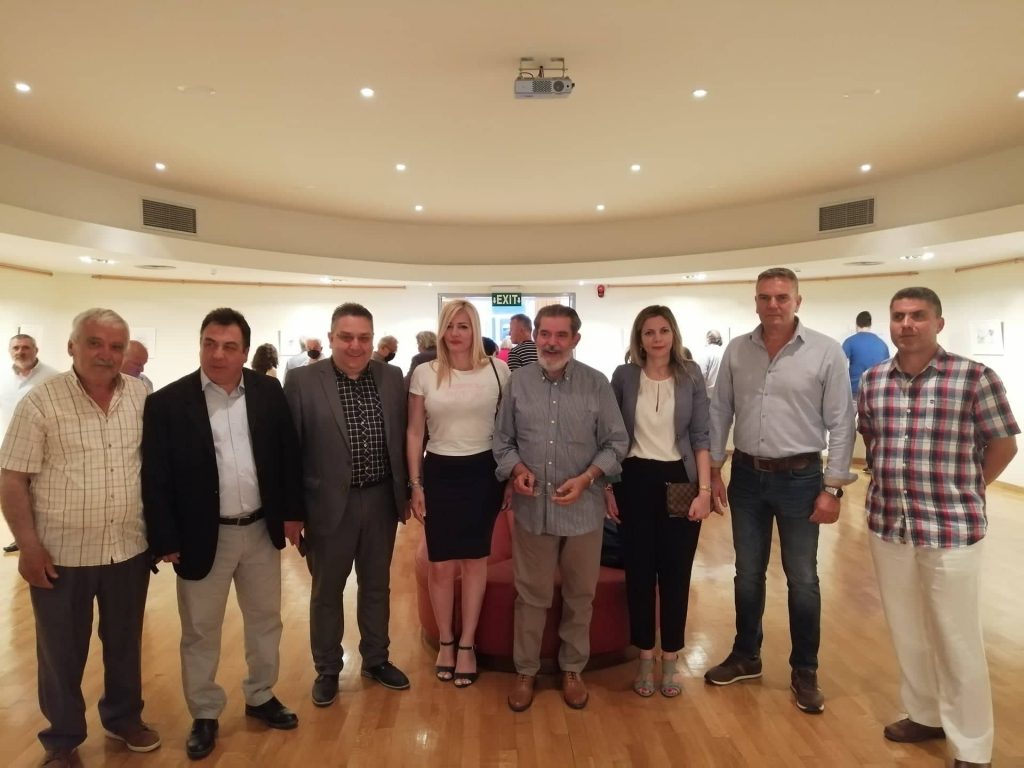 Με μεγάλη επιτυχία πραγματοποιήθηκαν τα εγκαίνια της "Aναδρομικής έκθεσης" του Στάθη στο Αρχαιολογικό Μουσείο Πύργου