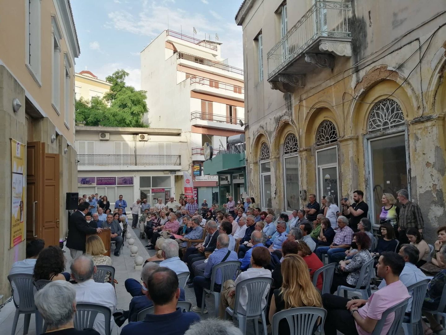 Με μεγάλη επιτυχία πραγματοποιήθηκαν τα εγκαίνια της "Aναδρομικής έκθεσης" του Στάθη στο Αρχαιολογικό Μουσείο Πύργου