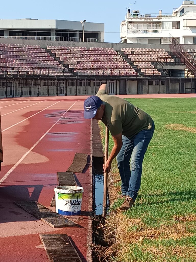 Καθαρισμός φρεατίων απορροής υδάτων στο στάδιο