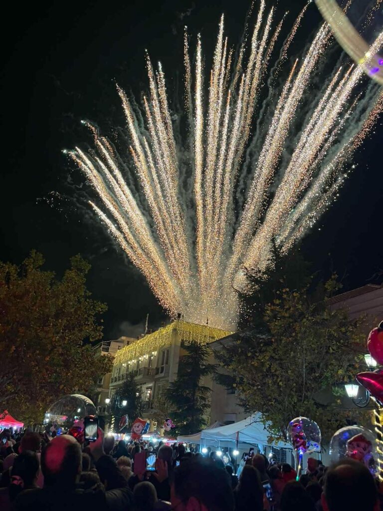 Ο Δήμος Πύργου καλωσόρισε τα Χριστούγεννα με την φωταγώγηση του Χριστουγεννιάτικου Δέντρου