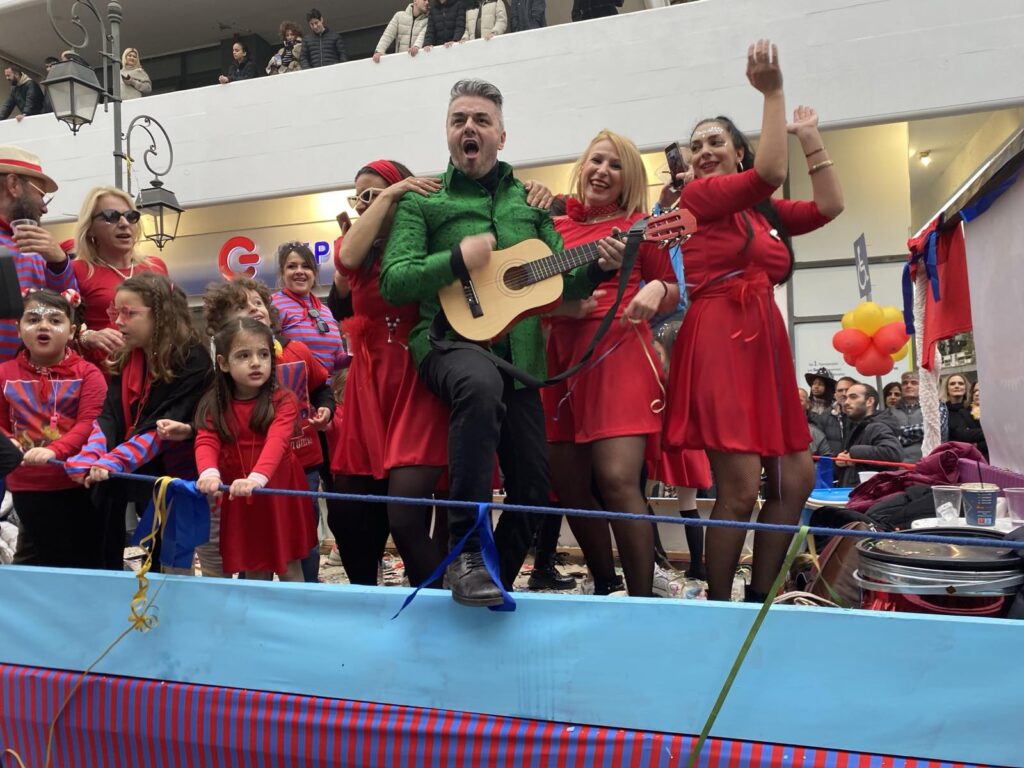 Πύργος: Χιλιάδες κόσμου στην καρναβαλική παρέλαση