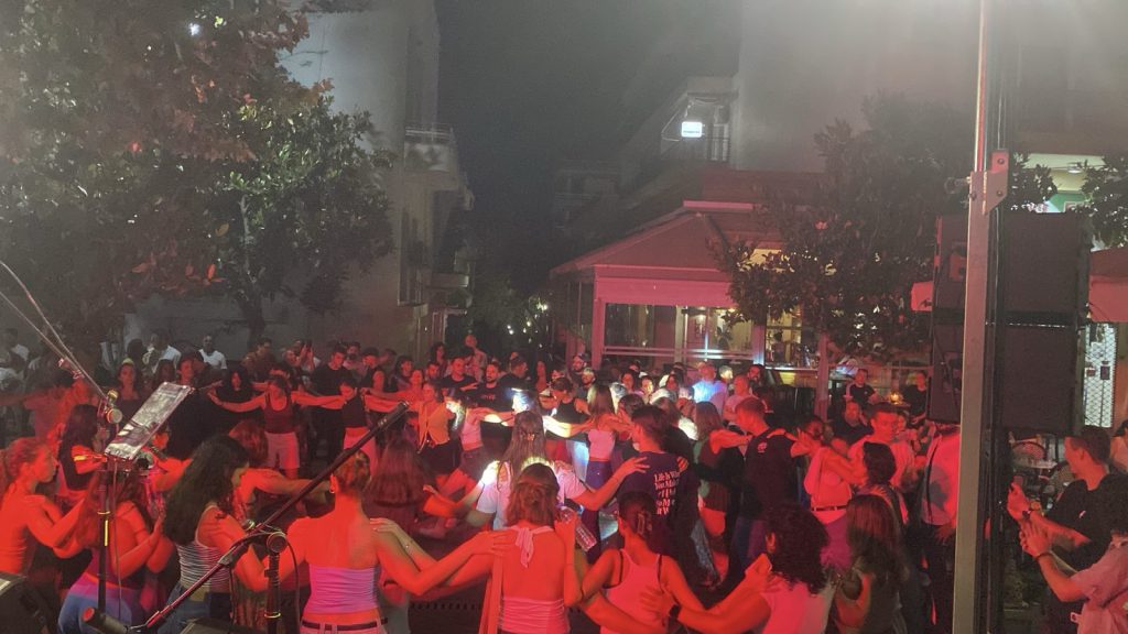 Πλήθος κόσμου στη συναυλία των “OTRA ROTA” στην Πλατεία Δικαστηρίων 