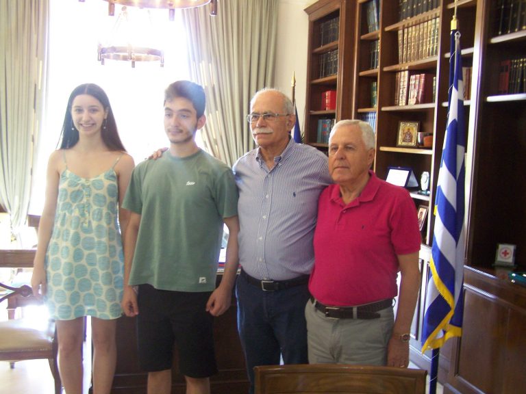 Ο Δήμαρχος κ. Στ. Καννής βράβευσε μαθητές για τις διακρίσεις τους  σε μαθηματικά και φυσική. 
