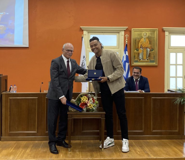 Το Χρυσό Κλειδί της πόλης στον Εμμανουήλ Καραλή