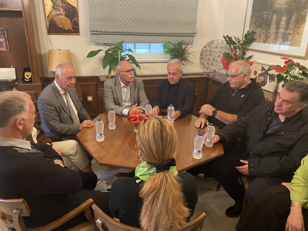 Εποικοδομητική συνάντηση στο Λάτσειο Δημοτικό Μέγαρο