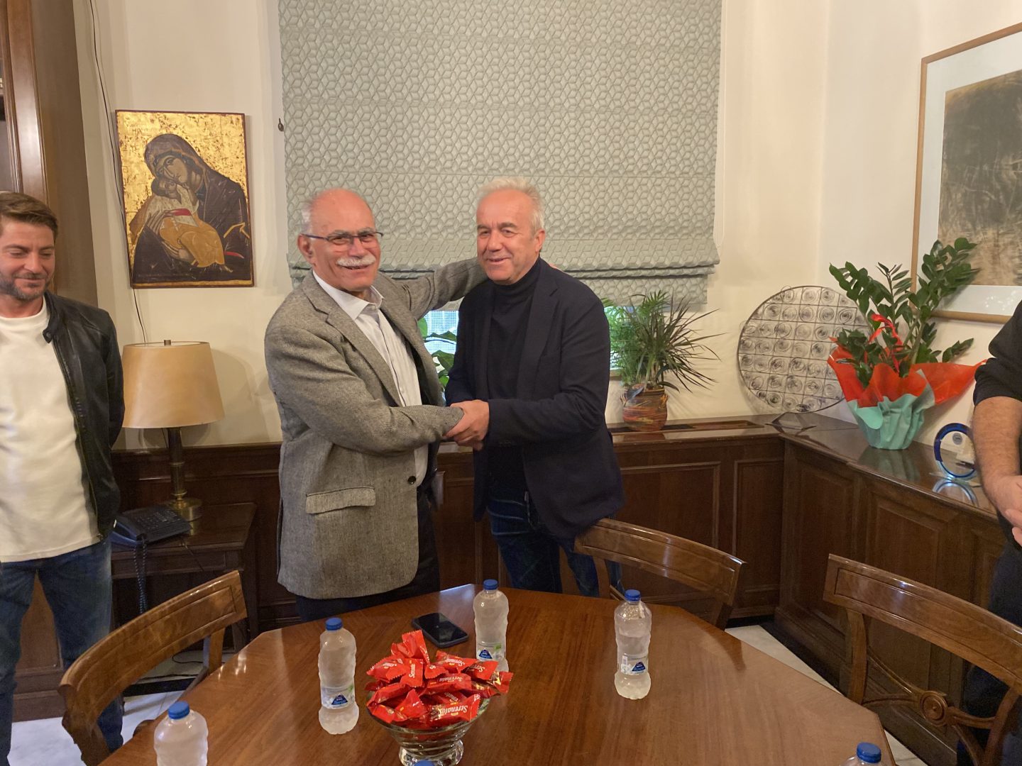 Εποικοδομητική συνάντηση στο Λάτσειο Δημοτικό Μέγαρο