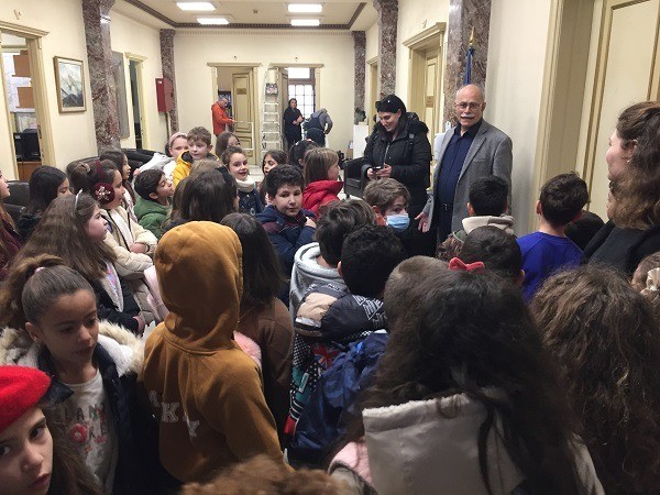 O Δήμαρχος Πύργου υποδέχτηκε στο Λάτσειο Δημοτικό Μέγαρο τους μαθητές του 1ου Πειραματικού Δημοτικού Σχολείου Πύργου
