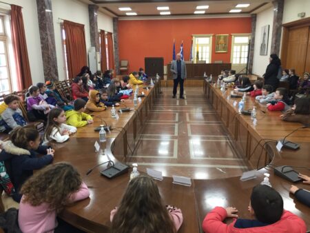 O Δήμαρχος Πύργου υποδέχτηκε στο Λάτσειο Δημοτικό Μέγαρο τους μαθητές του 1ου Πειραματικού Δημοτικού Σχολείου Πύργου