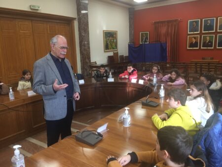 O Δήμαρχος Πύργου υποδέχτηκε στο Λάτσειο Δημοτικό Μέγαρο τους μαθητές του 1ου Πειραματικού Δημοτικού Σχολείου Πύργου