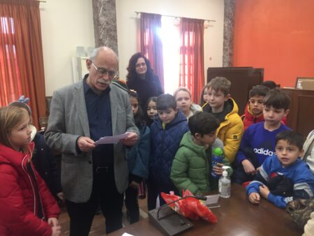 O Δήμαρχος Πύργου υποδέχτηκε στο Λάτσειο Δημοτικό Μέγαρο τους μαθητές του 1ου Πειραματικού Δημοτικού Σχολείου Πύργου