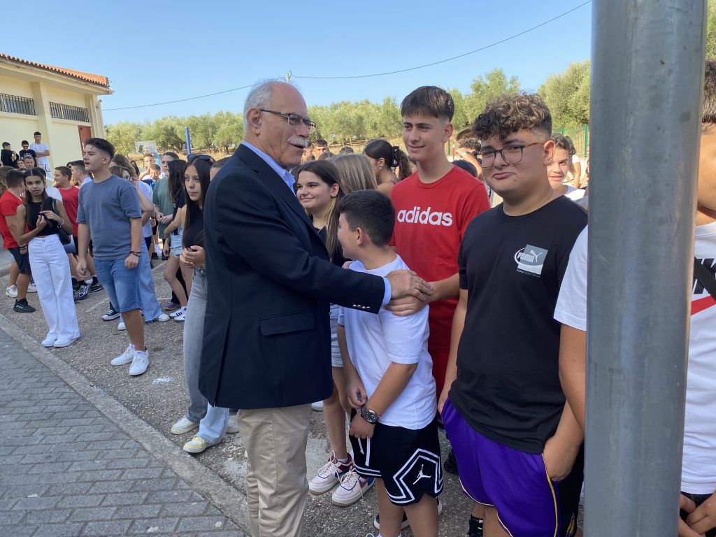 Η Δημοτική Αρχή και ο Δήμαρχος Πύργου, Στάθης Καννής, κοντά στην εκπαιδευτική κοινότητα την πρώτη μέρα της νέας σχολικής χρονιάς. 37 Η Δημοτική Αρχή και ο Δήμαρχος Πύργου, Στάθης Καννής, κοντά στην εκπαιδευτική κοινότητα την πρώτη μέρα της νέας σχολικής χρονιάς.