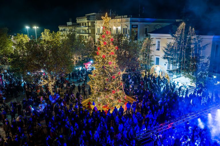 Το Χριστουγεννιάτικο δέντρο γέμισε φως την «καρδιά» του Πύργου!