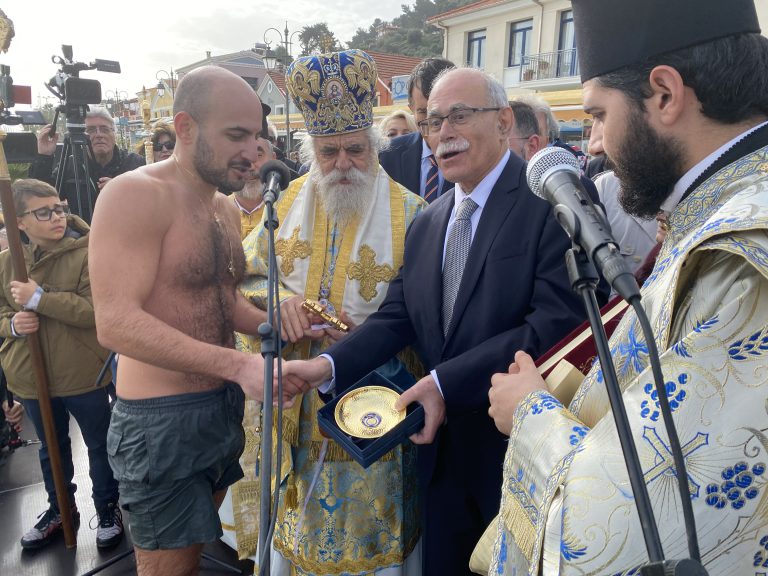 Πλήθος κόσμου στον καθαγιασμό των υδάτων στο Κατάκολο