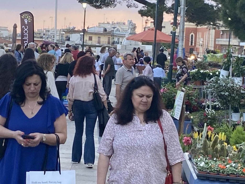 Πλήθος κόσμου επισκέφθηκε την ανθοκομική έκθεση 43 Πλήθος κόσμου επισκέφθηκε την ανθοκομική έκθεση