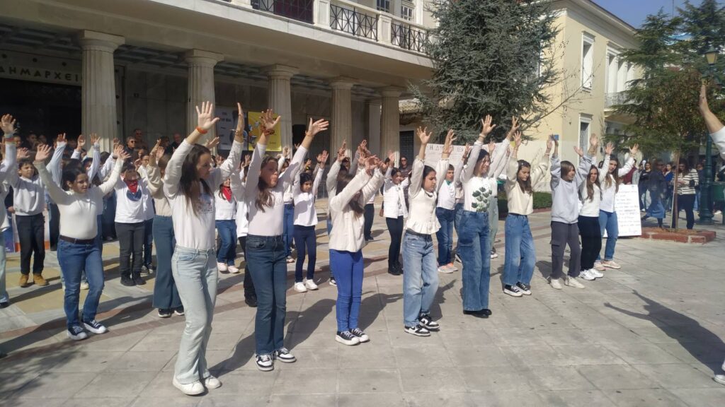 Εκπαιδευτικοί και μαθητές εξέφρασαν την αντίθεσή τους στον σχολικό εκφοβισμό 17 Εκπαιδευτικοί και μαθητές εξέφρασαν την αντίθεσή τους στον σχολικό εκφοβισμό