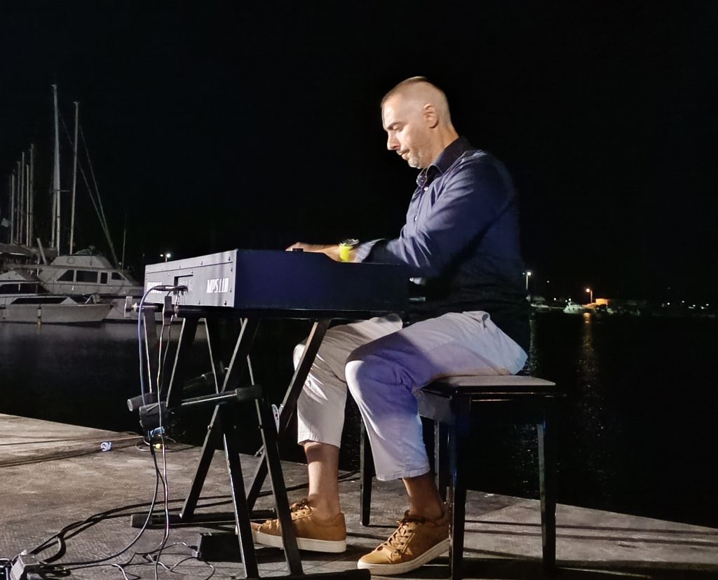 StringDemons και Χρήστος Τσατσαμπάς «μάγεψαν» το Κατάκολο 13 STRING-DEMONS-4